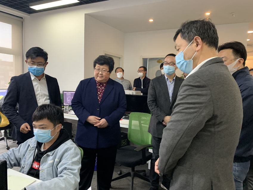 寶山區(qū)區(qū)領(lǐng)導一行蒞臨邁維動漫調(diào)研企業(yè)復工復產(chǎn)情況(圖1)